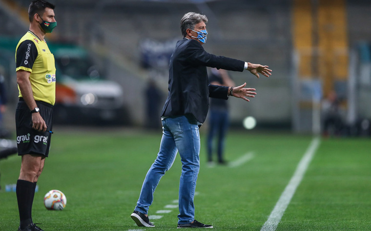 ESQUENTOU - Como não poderia deixar de ser, o Corinthians vive uma segunda-feira agitada nos bastidores. Com a queda de Vagner Mancini após a eliminação para o Palmeiras na semifinal do Paulistão, a busca pelo novo treinador virou a pauta dos dirigentes do clube, que se reuniram nesta manhã para tratar do assunto, segundo publicou primeiramente o "Meu Timão". E o nome preferido nas conversas é o de Renato Gaúcho, como noticiou o jornalista PVC.