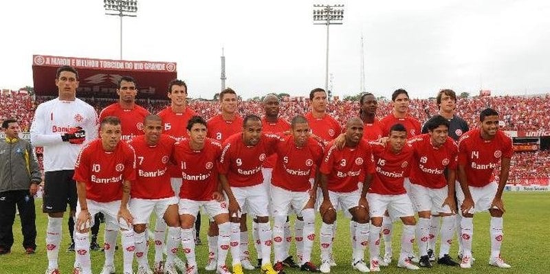 Internacional - Em 2009, o Internacional venceu as três primeiras rodadas ao passar pelo Corinthians (0-1), Palmeiras (2-0), Goiás (0-1). No fim, disputou até a última rodada o título com o Flamengo, mas acabou ficando em segundo lugar com 65 pontos. 