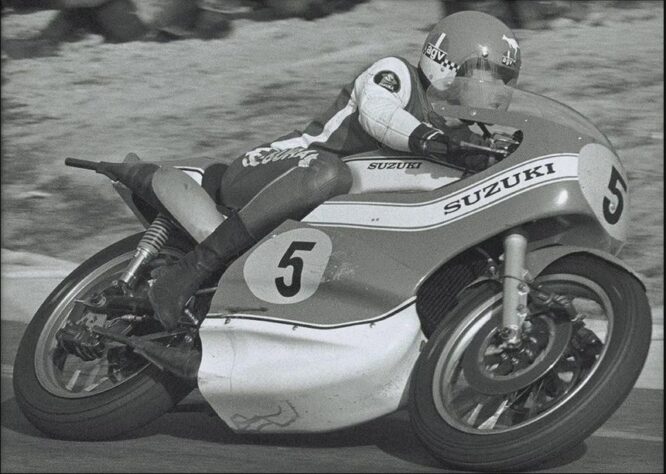 Jack Findlay foi o primeiro piloto a triunfar com uma moto de dois tempos em 1971