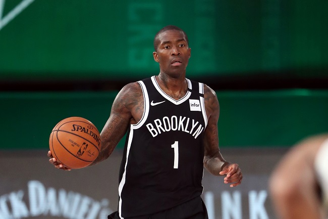 Jamal Crawford tem aval de Kevin Durant - Após lesionar-se na estreia pelo Nets, Jamal Crawford terá chance de fazer outro jogo pelo time nova-iorquino? Se depender de Kevin Durant, a resposta é sim. O astro, que parece ditar várias decisões na franquia, quer o vínculo do ala-armador de 40 anos seja renovado para a próxima temporada.