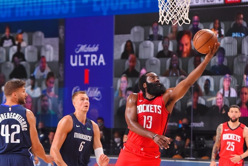 O astro James Harden (Houston Rockets) ficou muito próximo de fechar a partida diante do Dallas Mavericks com 50 pontos. Na vitória por incríveis 153 a 149, após prorrogação, Harden teve dois lances livres no final do embate, mas acabou falhando no primeiro. Ele totalizou 49 pontos, nove rebotes, oito assistências, três roubadas e três bloqueios