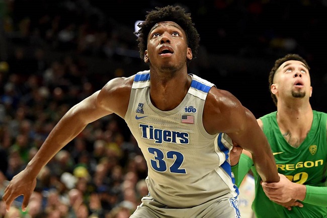 3- Charlotte Hornets: JAMES WISEMAN (C, Memphis, Freshman, 19 anos) – Wiseman é um pivô que possui medidas de elite para a posição; tem explosão e agilidade para saltar e finalizar pontes aéreas; ótimo protetor de aro (excelente timing na defesa de ajuda); reboteiro acima da média.