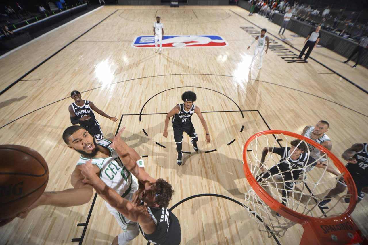 10- Jayson Tatum (Boston Celtics): 19 pontos, cinco em oito nos arremessos de três. O astro não precisou de muito para fazer estrago diante de um frágil Brooklyn Nets. Em apenas 18 minutos, Tatum comandou o Celtics ao segundo triunfo nos quatro jogos disputados em Orlando. A equipe de Massachusetts venceu por 149 a 115