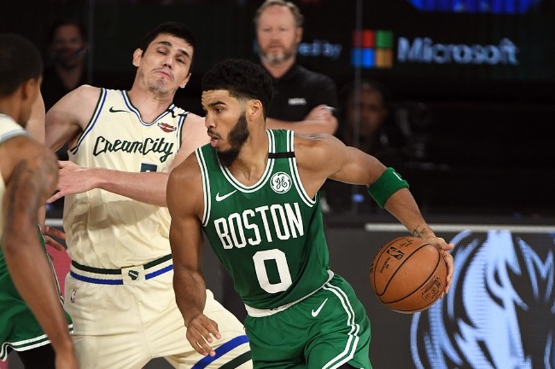 Jayson Tatum (5 votos) - O já astro do time de Massachusetts até pode ser um candidato ao prêmio de jogador que mais evoluiu, mas o nível dele parece ter superado esse tipo de premiação e sequer está entre os favoritos. Tatum faz médias de 23.3 pontos, 7.0 rebotes e 40.2% de aproveitamento nos arremessos de três em 2019-20