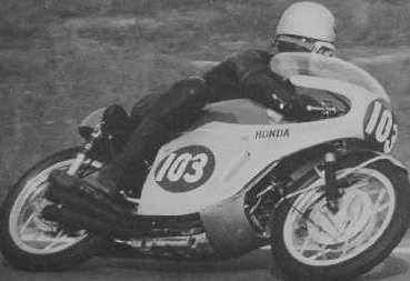 Em 1966, Jim Redman foi responsável pela primeira vitória nas 500cc, para a Honda e para uma fábrica japonesa