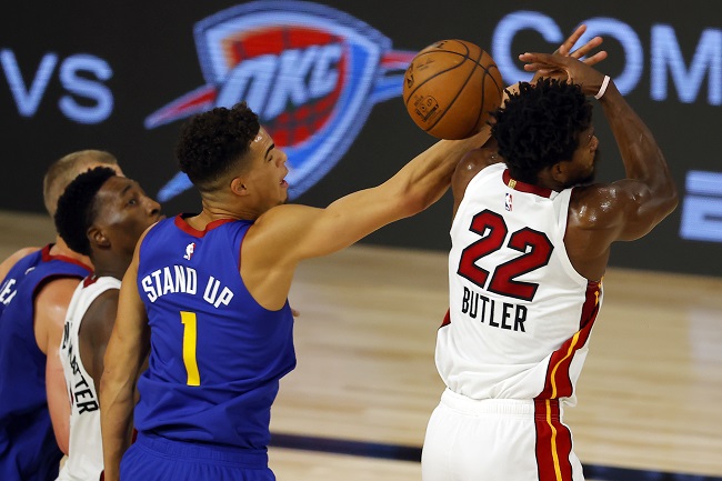 O astro Jimmy Butler (Miami Heat) foi um dos destaques na vitória do time da Flórida sobre o Denver Nuggets, por 125 a 105. Butler produziu 22 pontos, sete assistências, quatro rebotes e três roubadas na estreia de sua equipe na fase de jogos em Orlando. O Heat luta pelo terceiro lugar da conferência Leste e possui 42 triunfos em 64 jogos