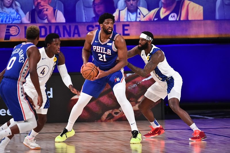 De nada adiantou o pivô Joel Embiid (Philadelphia 76ers) fazer uma de suas melhores partidas da carreira. O camaronês obteve incríveis 41 pontos, 21 rebotes, quatro assistências e três bloqueios, insuficientes para superar o Indiana Pacers, que venceu por 127 a 121. Esta foi sua segunda atuação com pelo menos 40 pontos e 20 rebotes desde sua chegada na NBA