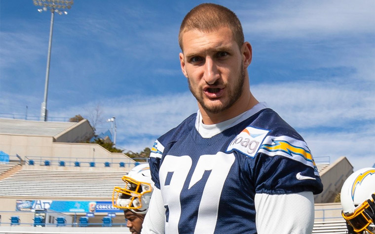 Na semana passada, Joey assinou uma extensão de cinco anos com o Los Angeles Chargers e vai receber um recorde de US$ 135 milhões (cerca de R$ 692 milhões), com salário  anual de US$ 27 milhões (R$ 139 milhões). Os números bateram os US$ 25 milhões (R$ 129 milhões) anuais de Myles Garrett, do Cleveland Browns. 