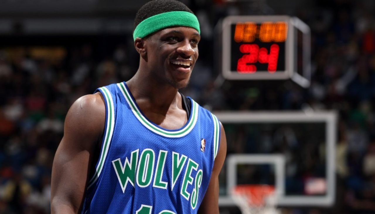 5- Jonny Flynn – 163 jogos, 9.2 pontos, 3.9 assistências, 40.0 FG%, 33.8 3P%. Era bom jogador até ser escolhido antes de Stephen Curry no draft de 2009. Teve um bom ano de estreia e só. Aos 22 anos, deixou a NBA para nunca mais voltar. Vale lembrar que, como sexta escolha do draft e, após um bom primeiro ano, esperava-se muito mais