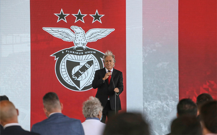 MORNO - O técnico Jorge Jesus, do Benfica, pediu publicamente a contratação de um novo reforço neste domingo. Após a vitória do clube de Lisboa sobre o Farense, o Mister disse que o time precisa de mais um zagueiro.