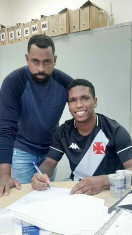 FECHADO - O imbróglio envolvendo a renovação do volante Juninho com o Vasco teve um final feliz.  O jogador de 19 anos, revelado nas categorias de base de São Januário, assinou novo contrato com o clube, nesta terça-feira, com validade até o dia  31 de dezembro de 2023. O atual contrato terminaria em maio de 2021.