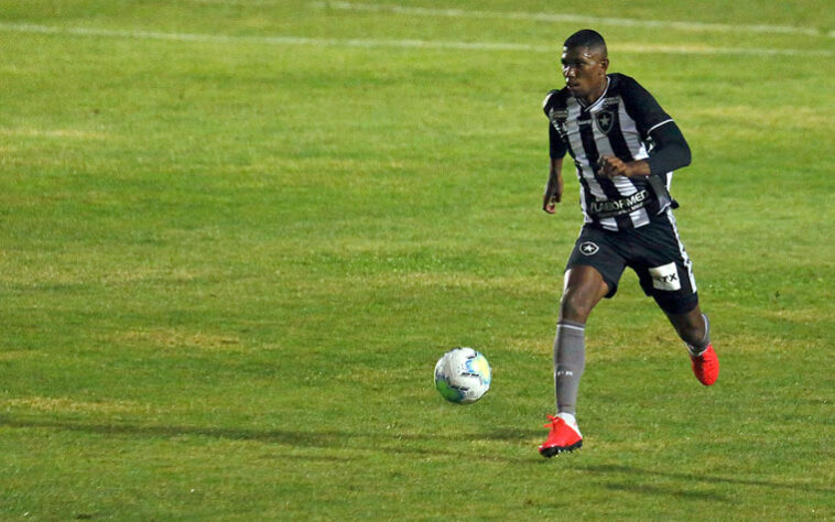 ESQUENTOU - O São Paulo mantém o desejo de ter o zagueiro Kanu. Após ter a primeira proposta recusada, o Tricolor fez uma nova investida formal pelo jogador, como publicou primeiramente o "UOL" e o LANCE! confirmou. Os números se aproximam mais de uma pedida inicial feita pelo Botafogo, que analisa as cifras oferecidas pelo Tricolor.  O Tricolor ofereceu pouco mais de R$ 4 milhões por 50% dos direitos econômicos de Kanu - vale ressaltar que o Botafogo possui 80% da "fatia" do zagueiro. O clube de General Severiano pede por volta de R$ 6 milhões e ainda estuda envolver jogadores do São Paulo na negociação. Haverá uma contraproposta e uma análise encaminhada aos paulistas.