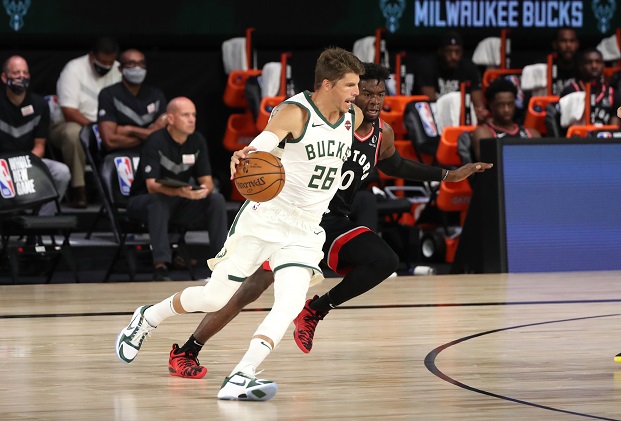 4 – KYLE KORVER: Aproximadamente 60% dos pontos de Kyle Korver em sua carreira são oriundos de arremessos de longa distância. Nenhum outro jogador tem uma média tão alta por pontos totais. Além disso, ele é o quarto jogador com mais cestas de três convertidas (4.284 até a data da publicação) e o décimo em aproveitamento (42.8%) da história da NBA