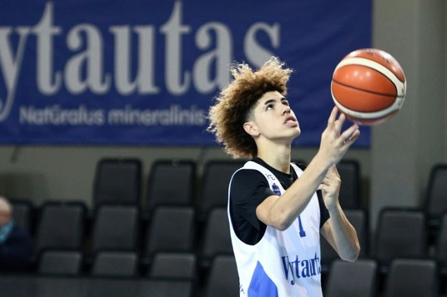 5- Cleveland Cavaliers: LAMELO BALL (PG, Illawarra Hawks-AUS, 19 anos) – LaMelo é um armador alto, muito criativo com a bola nas mãos; reboteiro acima da média; combinação de controle de bola e visão de jogo faz dele um “pesadelo” nos pick-and-rolls; possui experiência no nível profissional.