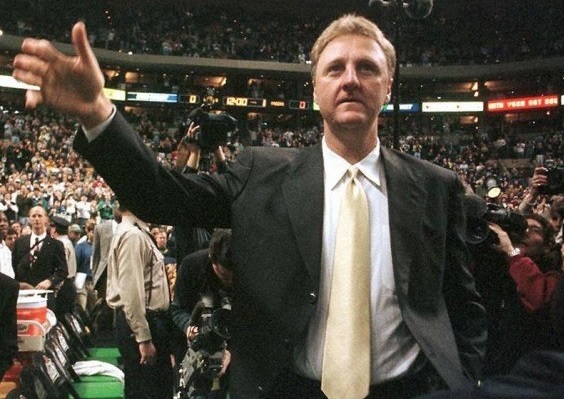 5 – LARRY BIRD: A lenda do Celtics é considerada o primeiro especialista nos tiros de longa distância de perímetro da NBA, desde que a linha de três pontos foi incorporada, na temporada 1979-80. Para se ter uma ideia, no ano em que foi eleito o MVP da liga (1986), Bird somou mais arremessos de perímetro tentados do que seis times do campeonato. Seu aproveitamento foi de 37.5% na carreira e sua presença na lista é obrigatória, especialmente pelo contexto no qual se tornou um grande arremessador