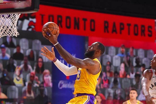 LeBron James (Los Angeles Lakers) anotou 20 pontos, pegou dez rebotes e distribuiu cinco assistências diante do Toronto Raptors. No entanto, a produção não foi o bastante para vencer a segunda partida da série de oito jogos na Flórida. James tentou puxar a responsabilidade para si no último período, mas em vão