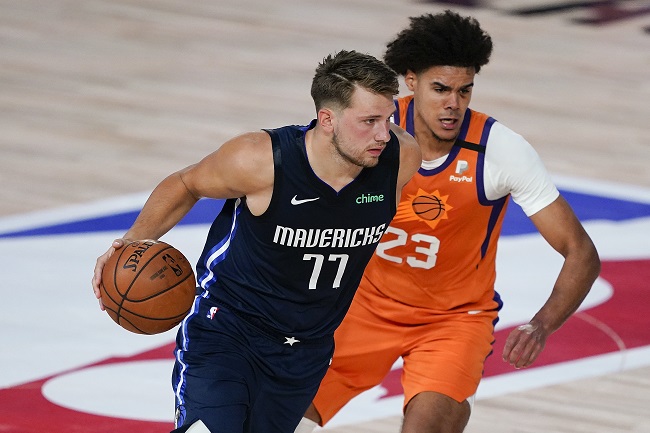 Com seis jogos no domingo, os destaques ficaram para a surpreendente derrota do Dallas Mavericks para o Phoenix Suns e os triunfos de Boston Celtics e Houston Rockets