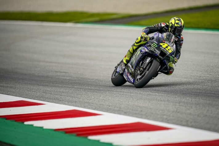 Valentino Rossi sofreu com a Yamaha