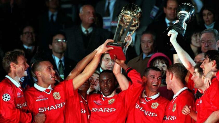Manchester United - 1999 - Em 1999, Sir Alex Ferguson liderou o Manchester United aos títulos da FA Cup, Premier League e Champions League. A decisão da Champions League foi em pleno Camp Nou, contra o Bayern de Munique: 2 a 1.