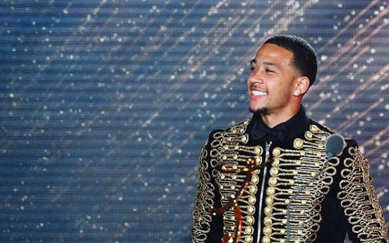 Assim como o holandês Memphis Depay, que joga no Lyon, que também gosta de usar roupas caras em eventos e aparece com frequência em suas rede usando roupas de marca.