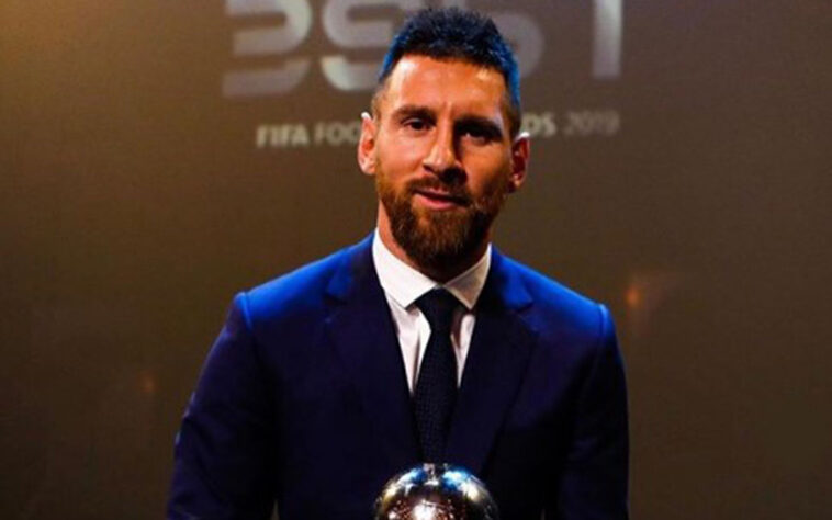 Lionel Messi não manda bem somente no campo. O craque sempre aparece em eventos e nas redes sociais vestindo roupas de grifes famosas.