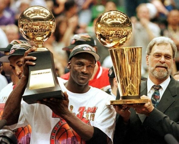 3- Chicago Bulls (seis títulos): Conhecida mundialmente por ter ninguém menos que o maior jogador de todos os tempos, o Chicago Bulls de Michael Jordan venceu todos os seus títulos na década de 90.O time também contava com nomes como Scottie Pippen, Dennis Rodman e o técnico Phill Jackson. 