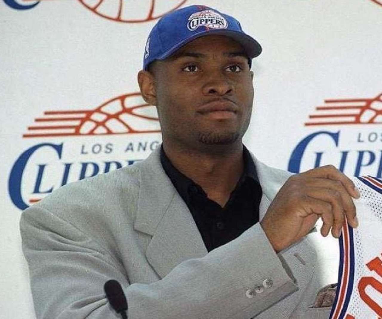11- Michael Olowokandi – 500 jogos, 8.0 pontos, 6.8 rebotes, 1.4 bloqueio, 43.5 FG%, 59.7 FT%. O ex-pivô só foi um cara grande que teve a sorte de ficar na NBA por muitos anos. Primeira escolha do Los Angeles Clippers em 1998, ele ficou na equipe pelos primeiros cinco anos de sua carreira