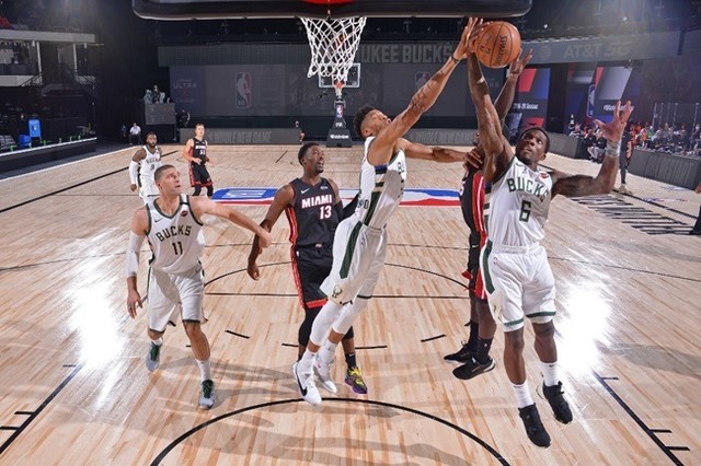 Milwaukee Bucks e Miami Heat iniciam nesta segunda-feira uma das semifinais da Conferência Leste. Time de melhor campanha da temporada regular, Bucks encontrou dificuldades contra o Heat, em 2019/20. A equipe de Miami pode surpreender.