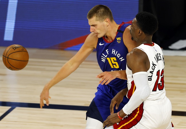 Bam Adebayo (Miami Heat) e Nikola Jokic (Denver Nuggets) foram os principais nomes da partida, realizada na tarde de sábado. O Heat venceu o jogo, mas no confronto dos pivôs, Adebayo foi ligeiramente melhor ao somar 22 pontos, nove rebotes e seis assistências, enquanto Jokic fez 19 pontos, sete rebotes e teve seis passes decisivos