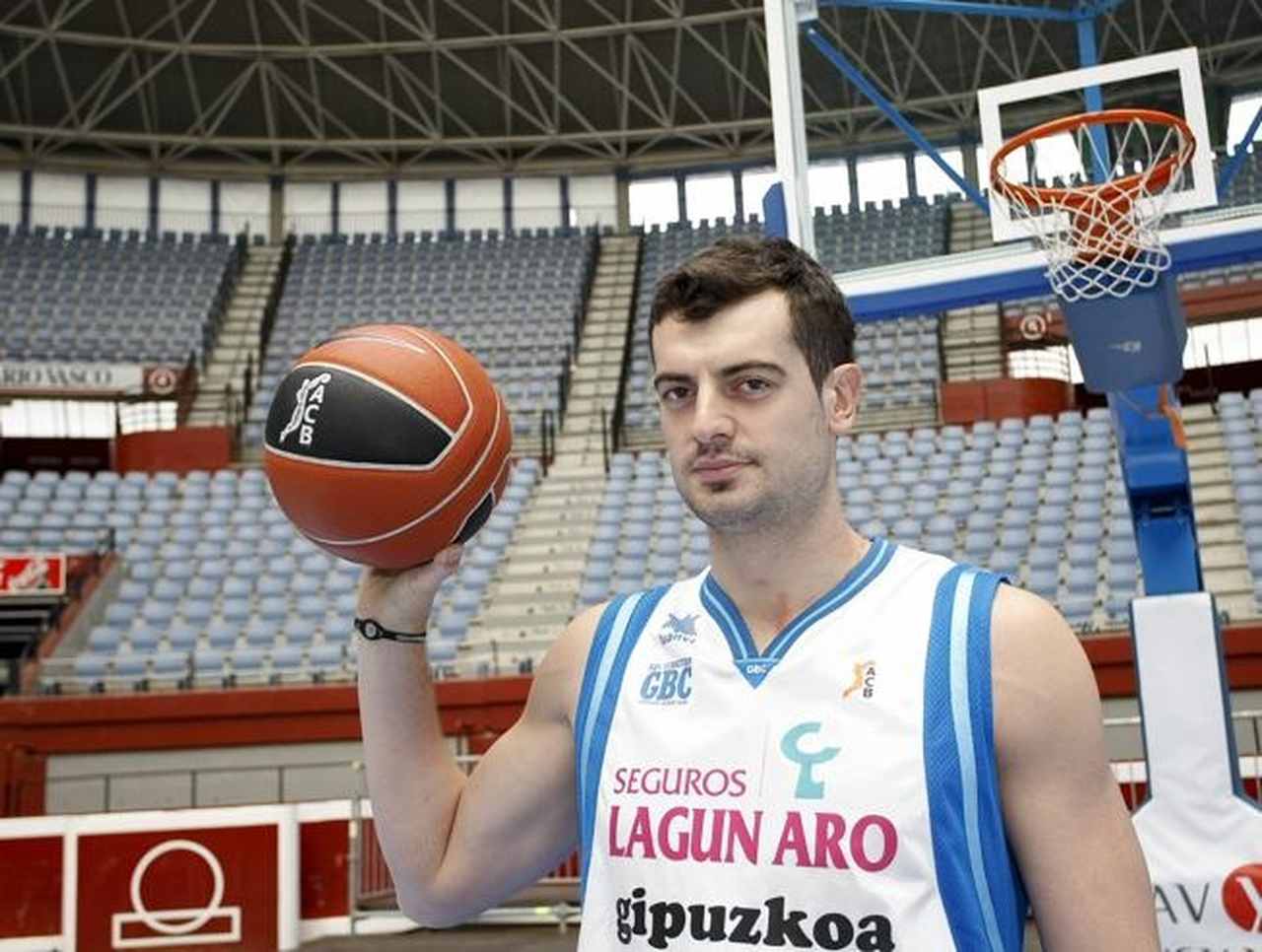 2- Nikoloz Tskitishvili – 172 jogos, 2.9 pontos, 1.8 rebote, 30.4 FG%. Três temporadas, quatro times. Tskitishvili foi a quinta escolha do draft de 2002 pelo Denver Nuggets. Em seu ano de estreia, o ala-pivô foi titular em 16 jogos, os únicos da carreira. Acertou 29.3% dos arremessos, uma lástima