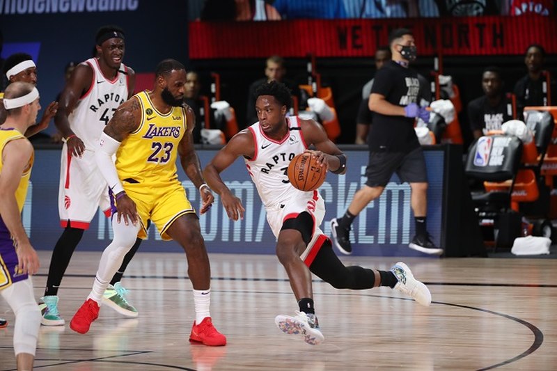 O ala OG Anunoby (Toronto Raptors) foi muito bem dos dois lados da quadra na vitória do time canadense sobre o Los Angeles Lakers, por 107 a 92. Anunoby obteve 23 pontos em apenas nove arremessos (converteu oito) e ainda pegou quatro rebotes. Ele ainda acertou os três arremessos de três que tentou