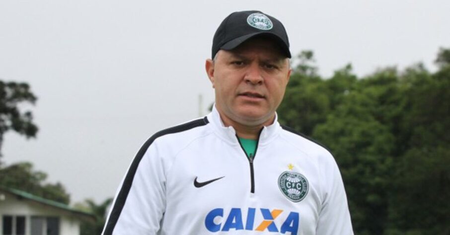 MORNO - Um dia após demitir Jorginho, a diretoria do Coritiba anunciou a contratação de Pachequinho. Querido dentro do clube, o profissional chegou para assumir uma vaga de auxiliar técnico fixo e vai comandar o time no sábado, diante do Atlético-GO. Apesar de assumir a responsabilidade de dirigir o Coxa, a diretoria não quer efetivar o treinador. A ideia é que não seria justo lhe atribuir essa função.