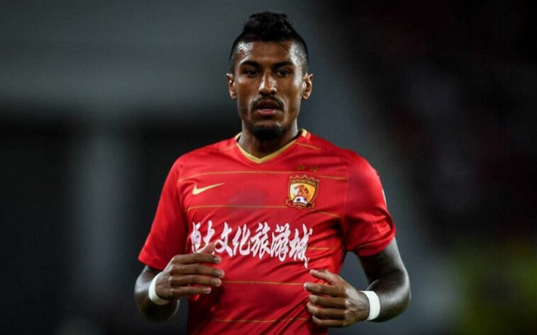 Paulinho - Livre no mercado após rescindir com o Guanghzou Evergrande, o volante de 32 anos poderia chegar só com os custos de luvas e salários. A concorrência, no entanto, não é pequena e envolve clubes da Europa.