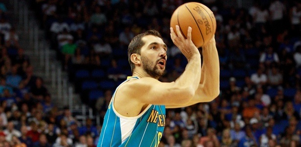 9 - PEJA STOJAKOVIC – O croata de 2,08m de altura tinha uma mecânica de arremesso horrível, mas foi um dos grandes arremessadores da história da NBA, ocupando a 20ª posição na lista de jogadores com mais bolas de três convertidas. Ídolo do Sacramento Kings e campeão da liga em 2011 pelo Dallas Mavericks, Stojakovic ainda foi duas vezes vencedor do torneio de três pontos no fim de semana das estrelas