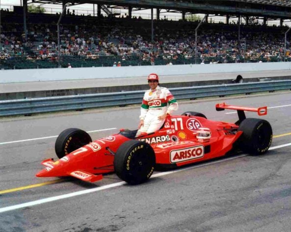Tricampeão na F1, Nelson Piquet se acidentou fortemente nos treinos de 1992, e não completou a Indy 500 de 1993 