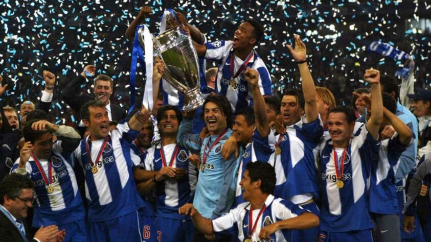 Porto - 2003 - Com José Mourinho no comando, o Porto da temporada 2002/2003 venceu o campeonato e a copa de Portugal e a Champions League. A Supercopa Portuguesa também ficou com os Dragões. 