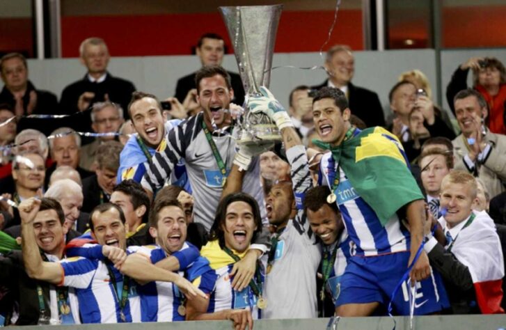 Porto - 2011 - Em 2011, o Porto garantiu a sua segunda tríplice coroa, com o título do Campeonato de Portugal, da Copa do país e da Europa League. Eles ainda levantaram a taça da Supercopa Portuguesa daquele ano.