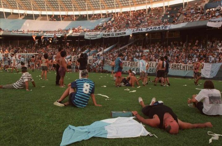 Em 1999, o Racing passou pelo ápice de seu baque financeiro. Devido às péssimas gestões do clube, a contadora Liliana Ripolli anunciou que "o Racing deixou de existir", uma vez que acumulava dívidas acima de US$ 30 milhões. O episódio causou comoção entre os torcedores. Em 7 de março, dia no qual estava marcado o duelo entre Racing e Talleres, torcedores de La Academia lotaram Avellaneda mesmo sabendo que não haveria jogo. 