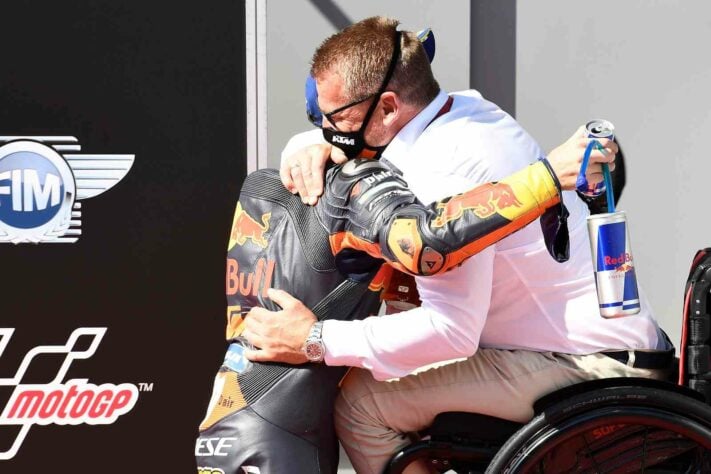 Pol Espargaró comemora com o chefe da KTM