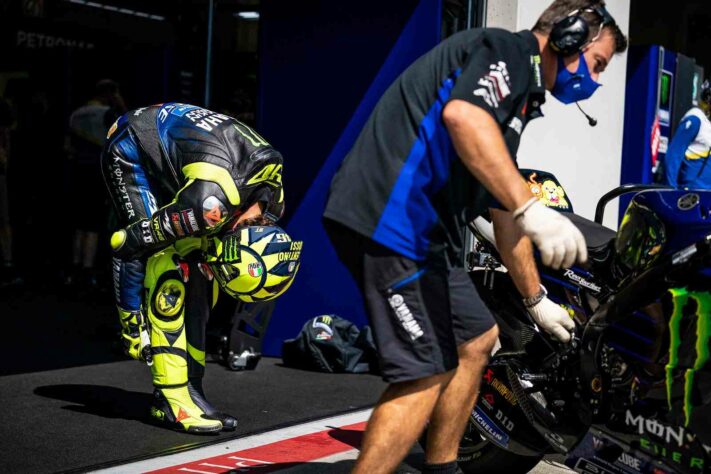 Valentino Rossi caiu no Q1 e não avançou