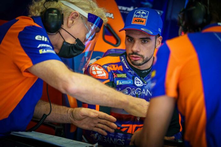 Miguel Oliveira trouxe a primeira vitória da Tech3. Confira as principais imagens do domingo de corrida