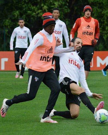 O São Paulo voltou aos treinos na manhã desta sexta-feira gelada em São Paulo, no CT da Barra Funda. Em fotos, o clube mostrou como foi a reapresentação, com presença de Luciano, que estreou com gol no empate contra o Bahia, na última quinta-feira, e Paulinho Bóia, que foi poupado no confronto.