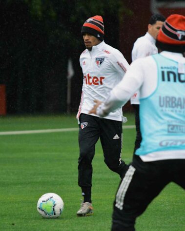 Paulinho Bóia sequer foi relacionado contra o Bahia por conta de uma gripe, mas esteve em campo nesta manhã, no CT.