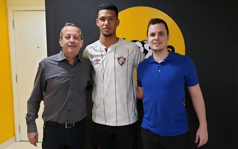 FECHADO - Vice-artilheiro da equipe sub-20 do Fluminense no ano passado com 13 gols, o centroavante Samuel, de 19 anos, prorrogou seu contrato com o clube por mais um ano e meio, até dezembro de 2022. O jogador teve também um reajuste salarial, e agora a nova multa rescisória para clubes do exterior é de 30 milhões  de euros (cerca de R$ 190 milhões na cotação atual).