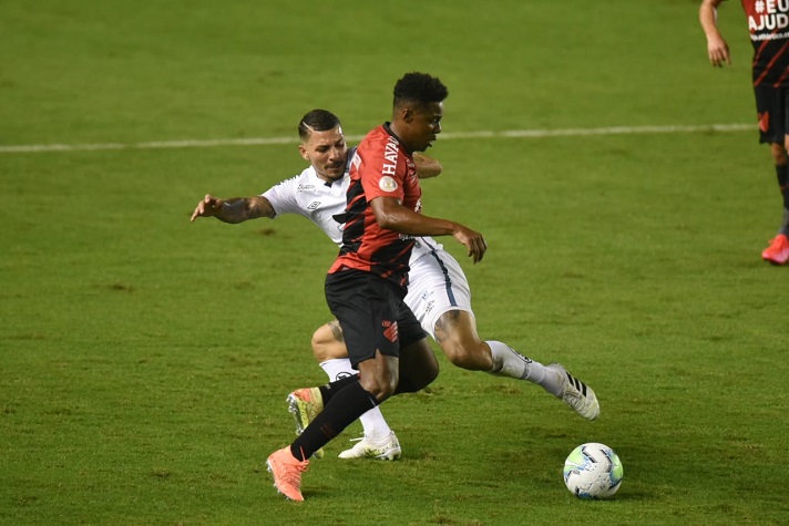 ATHLETICO-PR: O time paranaense sofreu com falhas defensivas que foram essenciais para a derrota, como no primeiro e no terceiro gols, em erros individuais do zagueiro Lucas Halter. Como bom sinal, é possível destacar a entrada de Geuvânio, que fez a jogada do gol de honra da equipe na Vila Belmiro.