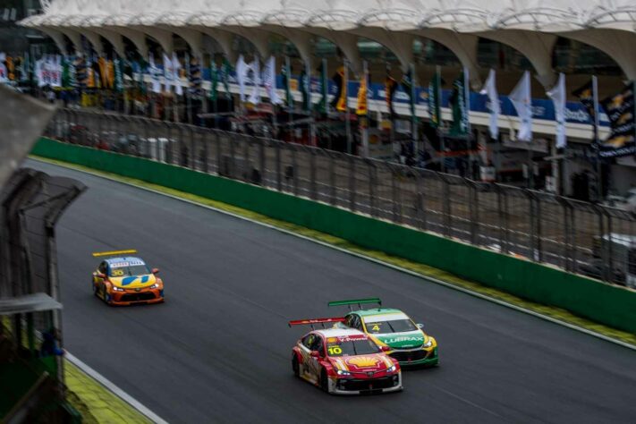 Ricardo Zonta disputa posições na reta principal do autódromo paulistano