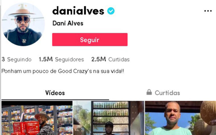 Daniel Alves é outra figurinha carimbada no Tik Tok. O meia do São Paulo é conhecido pelo seu estilo extrovertido e rapidamente ganhou notoriedade no aplicativo. 
