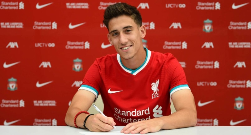 FECHADO - O Liverpool anunciou, nesta segunda-feira, a contratação de Kostas Tsimikas, lateral-esquerdo do Olympiakos. Apesar de não ter sido divulgado o tempo de contrato, a imprensa britânica estima que o vínculo do jogador com os Reds seja de cinco anos.