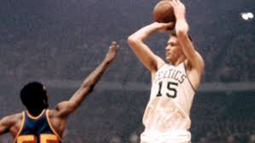 4- Tom Heinsohn (oito títulos): Calouro do ano em 1957, seis vezes selecionado para o jogo das estrelas e integrante do Hall da Fama. Heinsohn teve sua camisa (15) eternizada pela franquia de Boston.