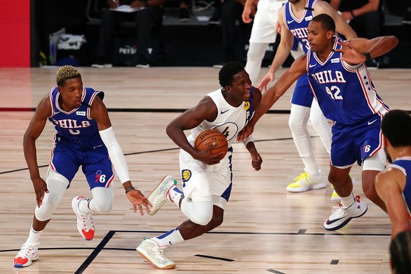 O astro Victor Oladipo (Indiana Pacers) finalmente deixou o mistério para trás e atuou na vitória de sua equipe sobre o Philadelphia 76ers na noite de sábado. Inicialmente, Oladipo afirmou que não pretendia atuar. Caso não jogasse na Flórida, ele poderia perder até US$3 milhões em bônus. Fez 15 pontos e pegou sete rebotes